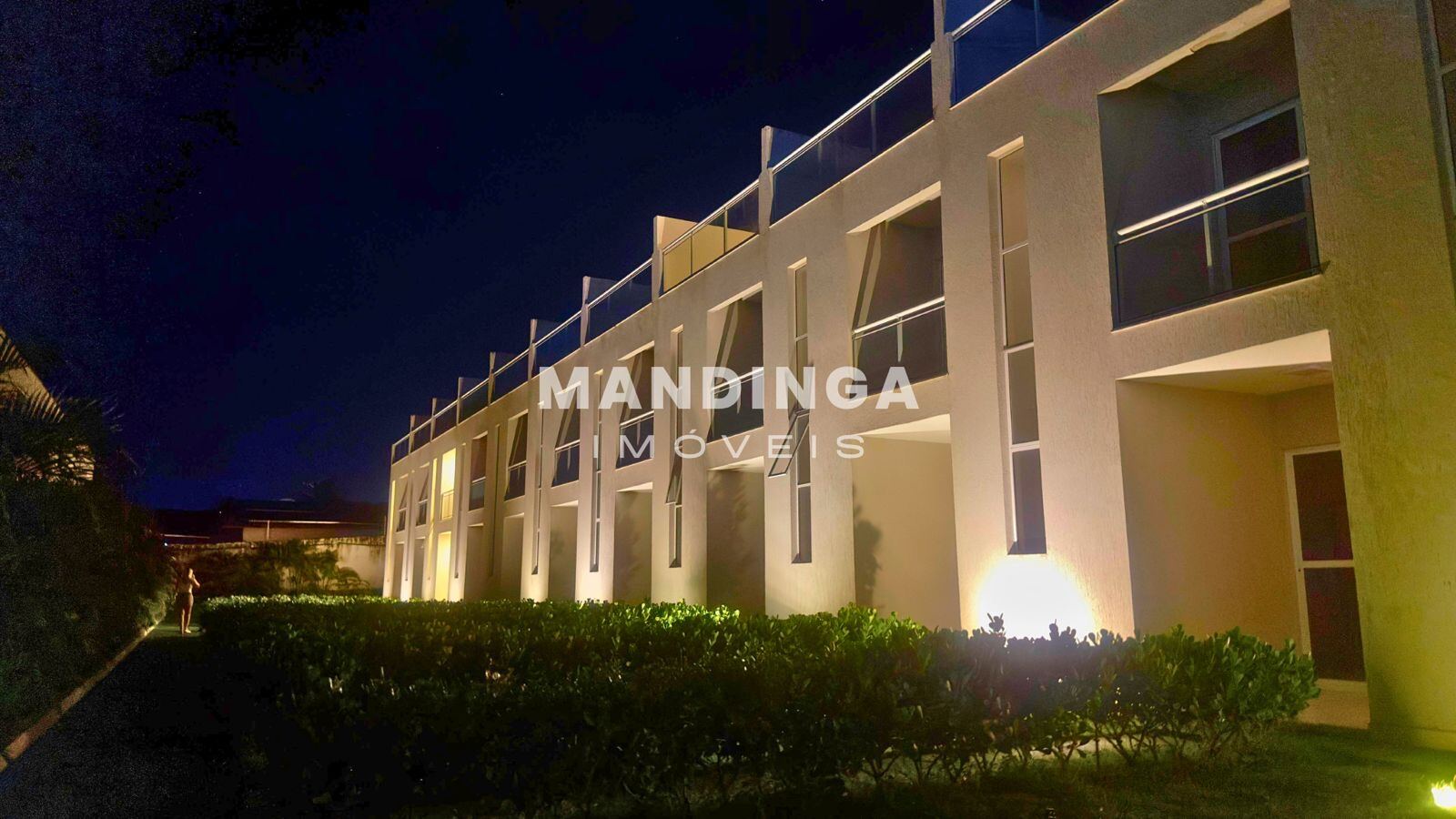 Fachada do condomínio à noite