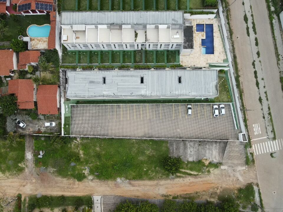 Vista aérea do condomínio e piscina