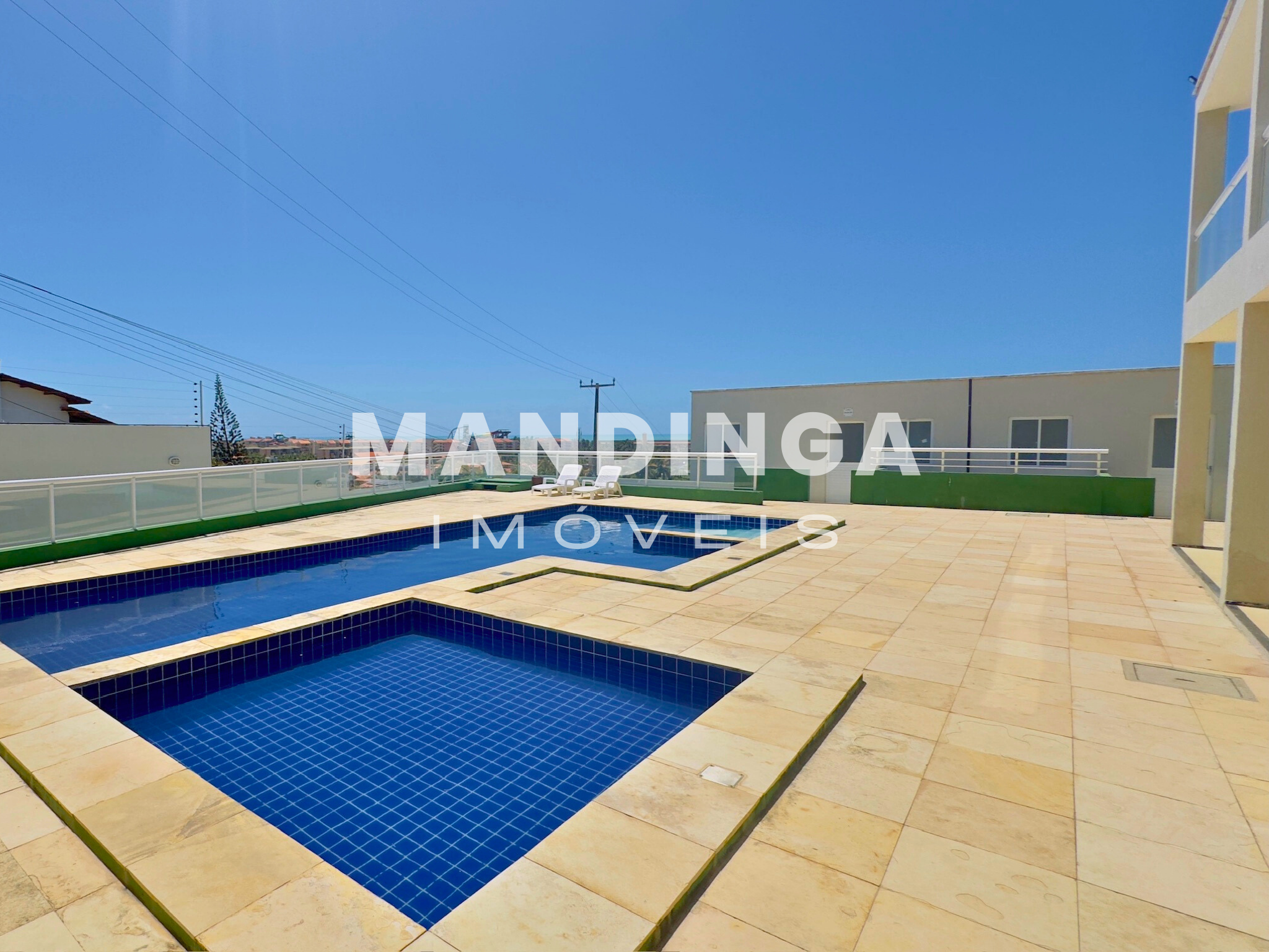 Piscina com vista panorâmica do condomínio